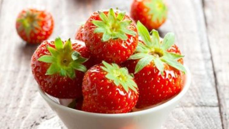 「课通学堂」吃草莓的季节到了，但是孕妇孕期可以吃草莓吗？
